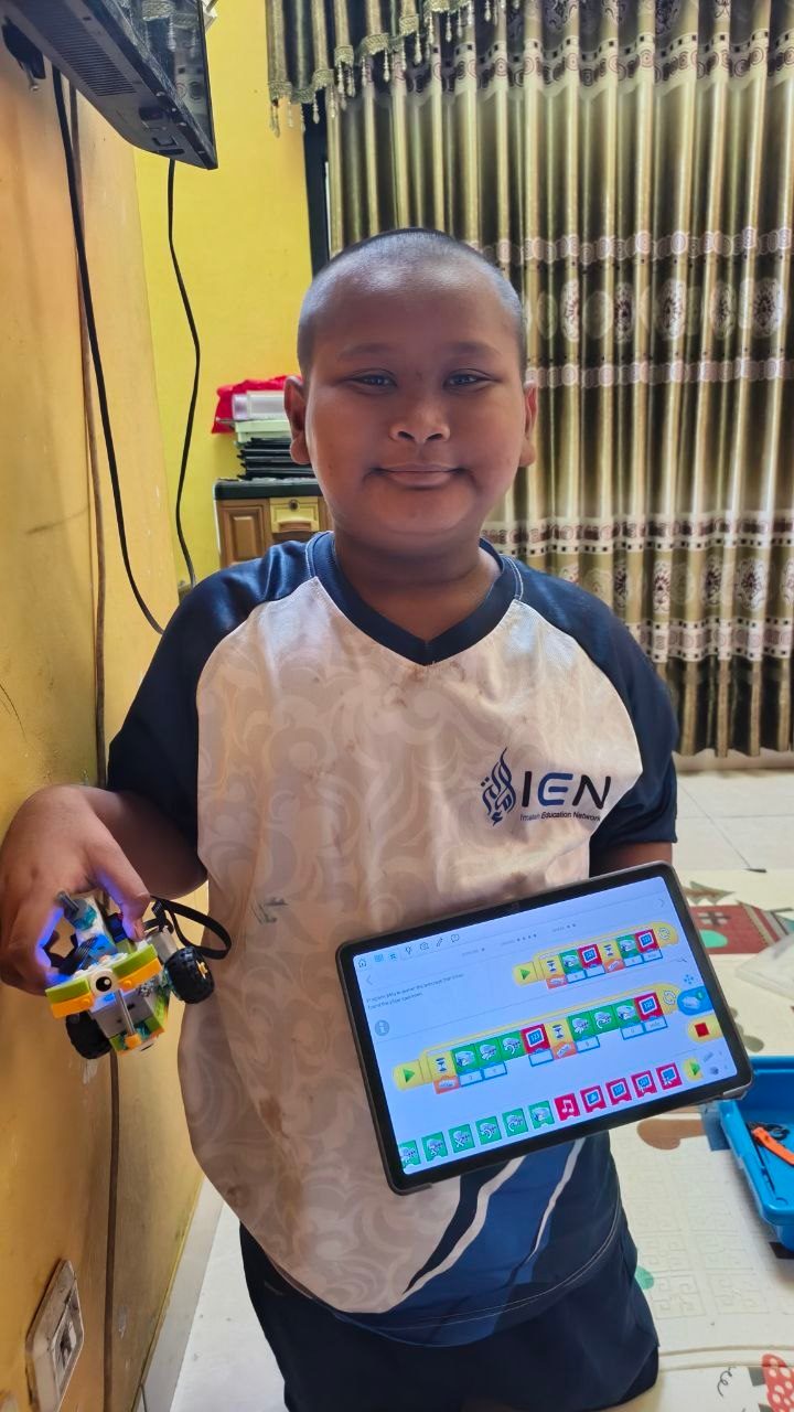 Fokus Ngoding Sambil Pegang Robot